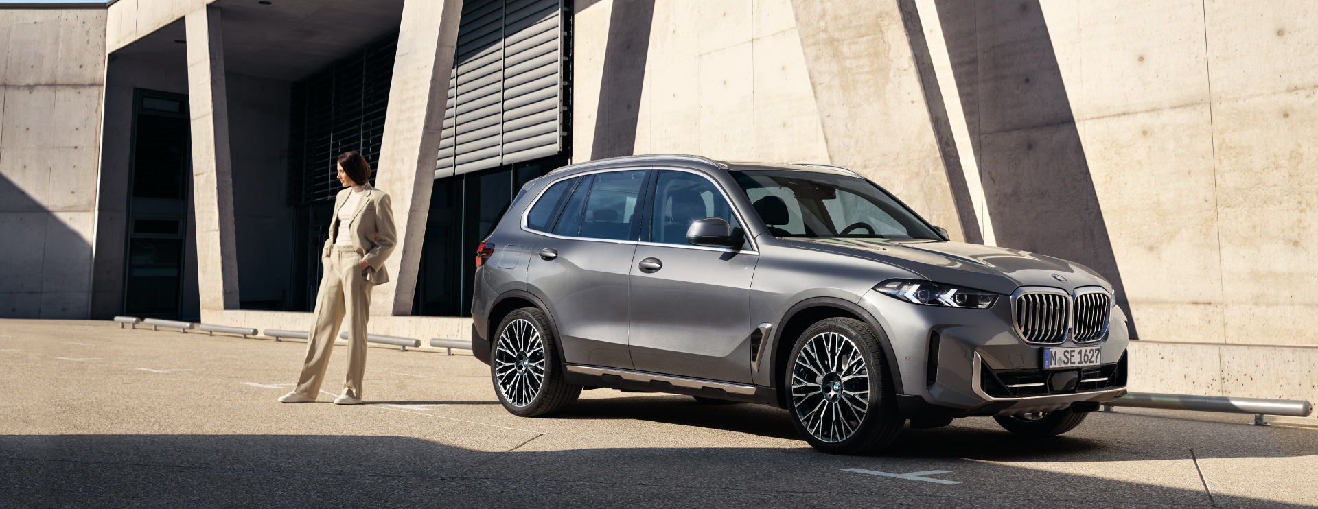 BMW X5 xDrive30d: Energieverbrauch kombiniert: 8,2–7,8 l/100 km (WLTP); CO₂-Emissionen kombiniert: 215–204 g/km (WLTP); CO₂-Klasse(n): G 
