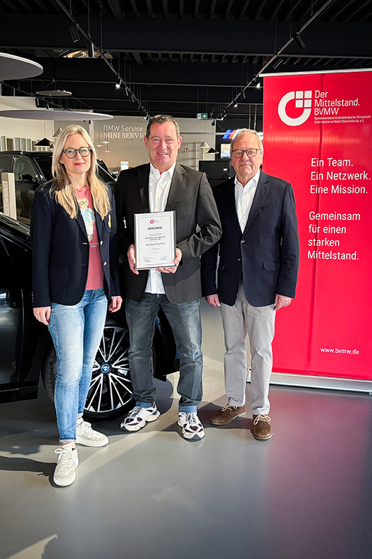 Urkundenübergabe mit Rolf Birmes vom BVMW bei Auto Becker Klausmann in Krefeld