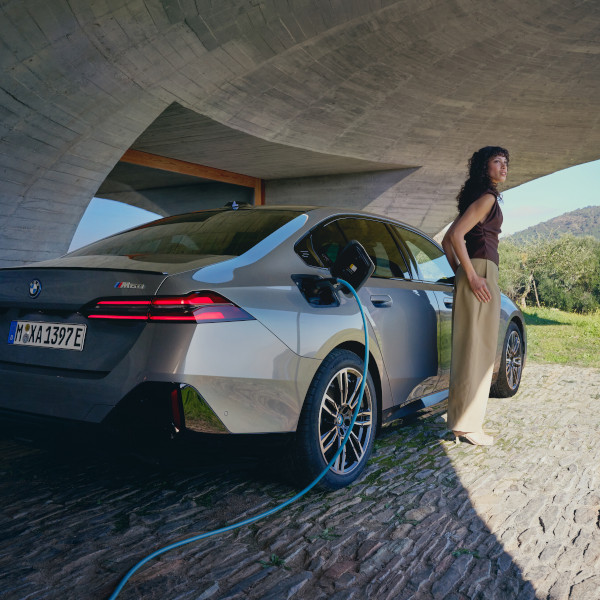 Frau lädt ihren Elektro BMW 