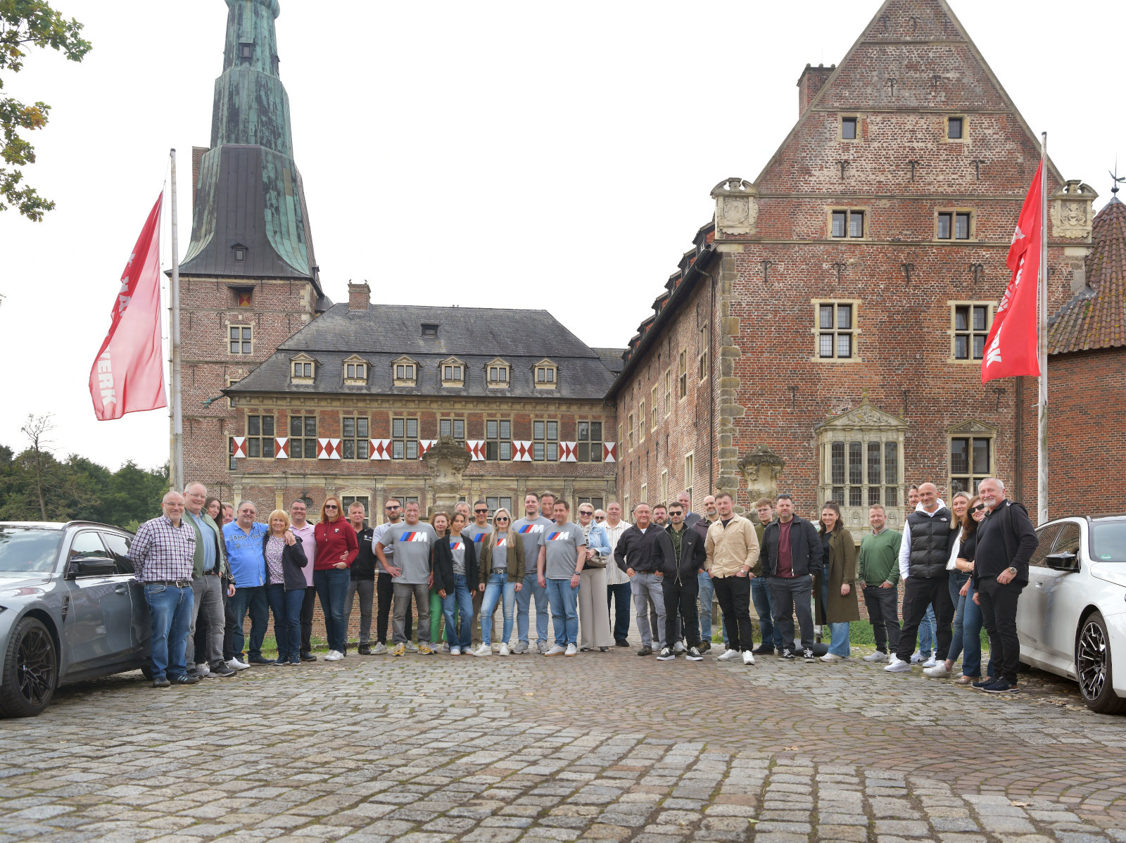 Gruppenfoto der BMW M Ausfahrt vor Schloss Raesfeld